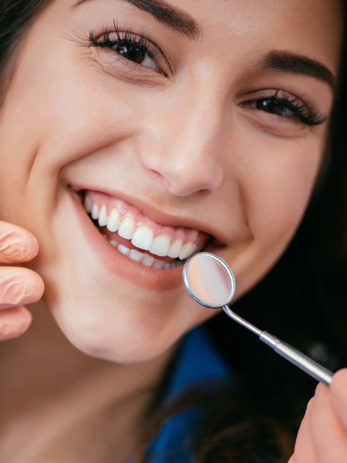 Una paziente sorridente sulla poltrona dello studio